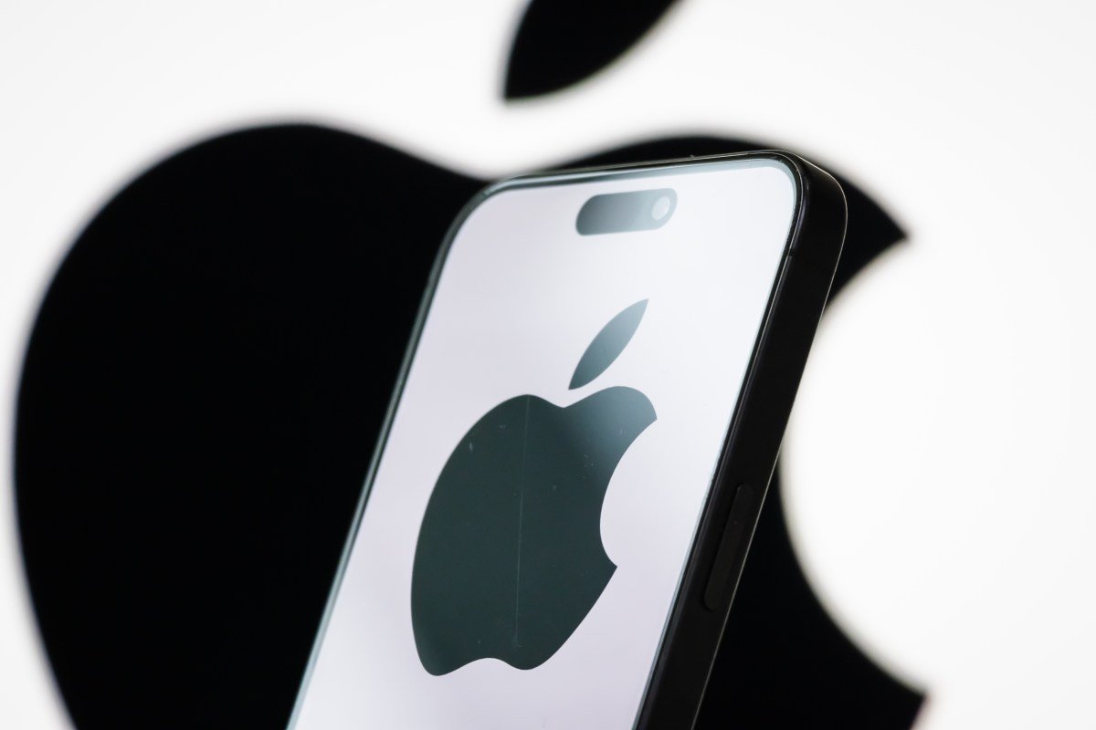 apple-on-phone